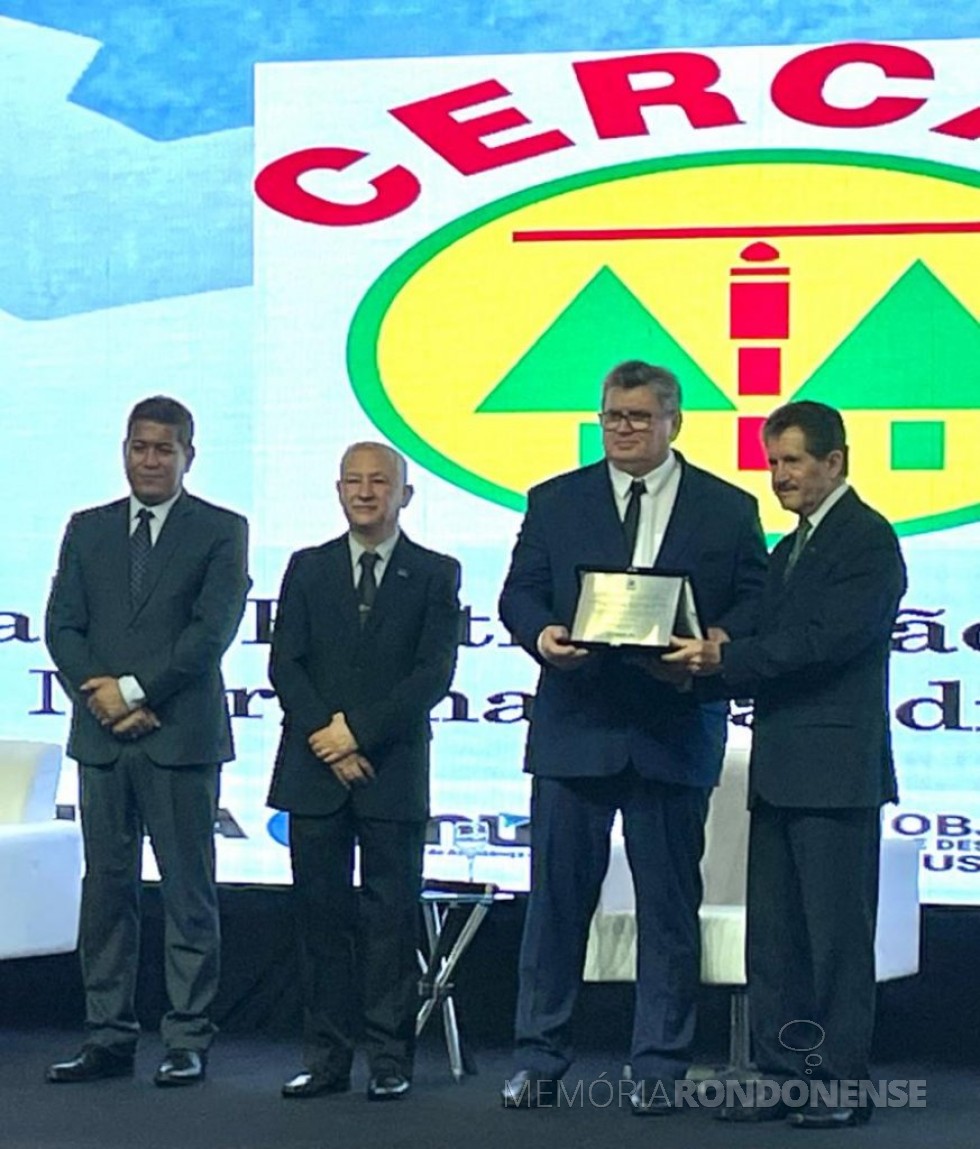 || Celso Prediger (3º da esquerda à direita), diretor-presidente da CERCAR recebendo a menção honroosa durante o 49º EPEC.
Imagem: Acervo Tribuna do Oeste - FOTO 23 - 