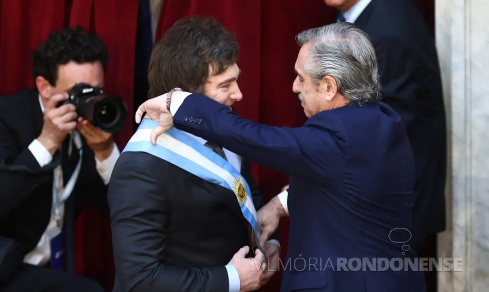 || Javier Milei recebendo a faixa presidencial de seu antecessor Alberto Fernández, como 52º presidente da República Argentina, em dezembro de 2023.
Imagem: Acervo Agência Brasil - FOTO 30 -