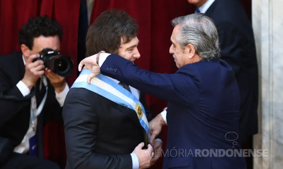 || Javier Milei recebendo a faixa presidencial de seu antecessor Alberto Fernández, como 52º presidente da República Argentina, em dezembro de 2023.
Imagem: Acervo Agência Brasil - FOTO 29 -