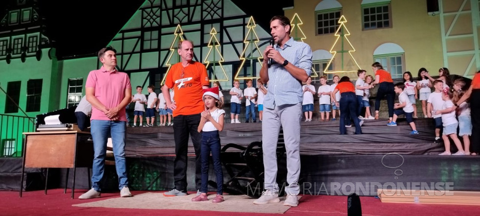 || Marcio Andrei Rauber, prefeito de Marechal Cândido Rondon procedendo a abertura dos eventos comemorativos ao Natal 2023 do Município, na Noite de Luzes, em começo de dezembro de 2023, ladeado pelo diretor do Colégio Evangélicao Martin Luther (C) e Ferando Barros Fenner, presidente do Conselho de Administração da Sicredi Aliança PR/SP.
Imagem: Acervo Imprensa PM-MCR - FOTO 19 -