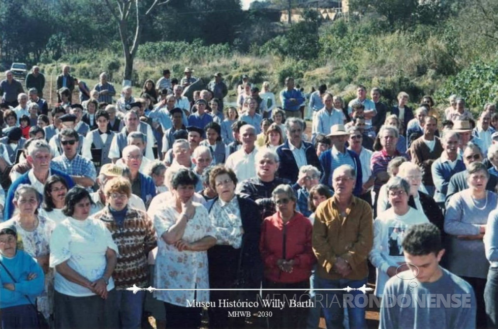 || Pioneiros toledanos participando de missa no Parque dos Pioneiros na sede municipal de Toledo, em final de julho de 1996.
Imagem: Acervo Museu Histórico Willy Barth - Doador: Secretaria Municipal de Comunicação de Toledo - FOTO 12 -