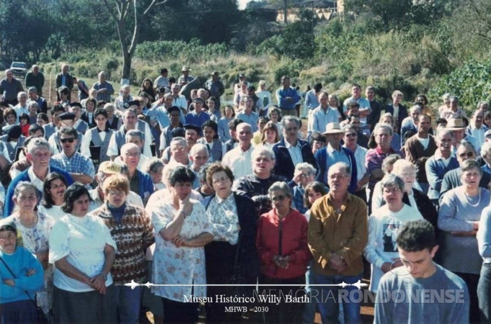 || Pioneiros toledanos participando de missa no Parque dos Pioneiros na sede municipal de Toledo, em final de julho de 1996.
Imagem: Acervo Museu Histórico Willy Barth - Doador: Secretaria Municipal de Comunicação de Toledo - FOTO 11 -