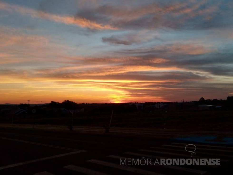 || Pôr do sol em Marechal Cândido Rondon no dia 26 de dezembro de 2023, fotografado desde a sede municipal.
Imagem: Acervo e crédito do rondonense Valdemir José Sonda - FOTO 9 -