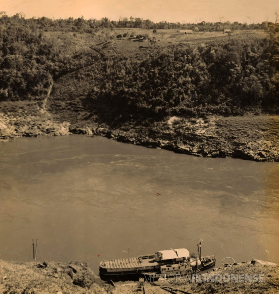 || Rio Paraná em Porto Mendes entre paredões em Porto Mendes.
Imagem: Acervo Projeto Memória Rondonense - crédito Expedição Kwasinski de 1940 - FOTO 10 - 