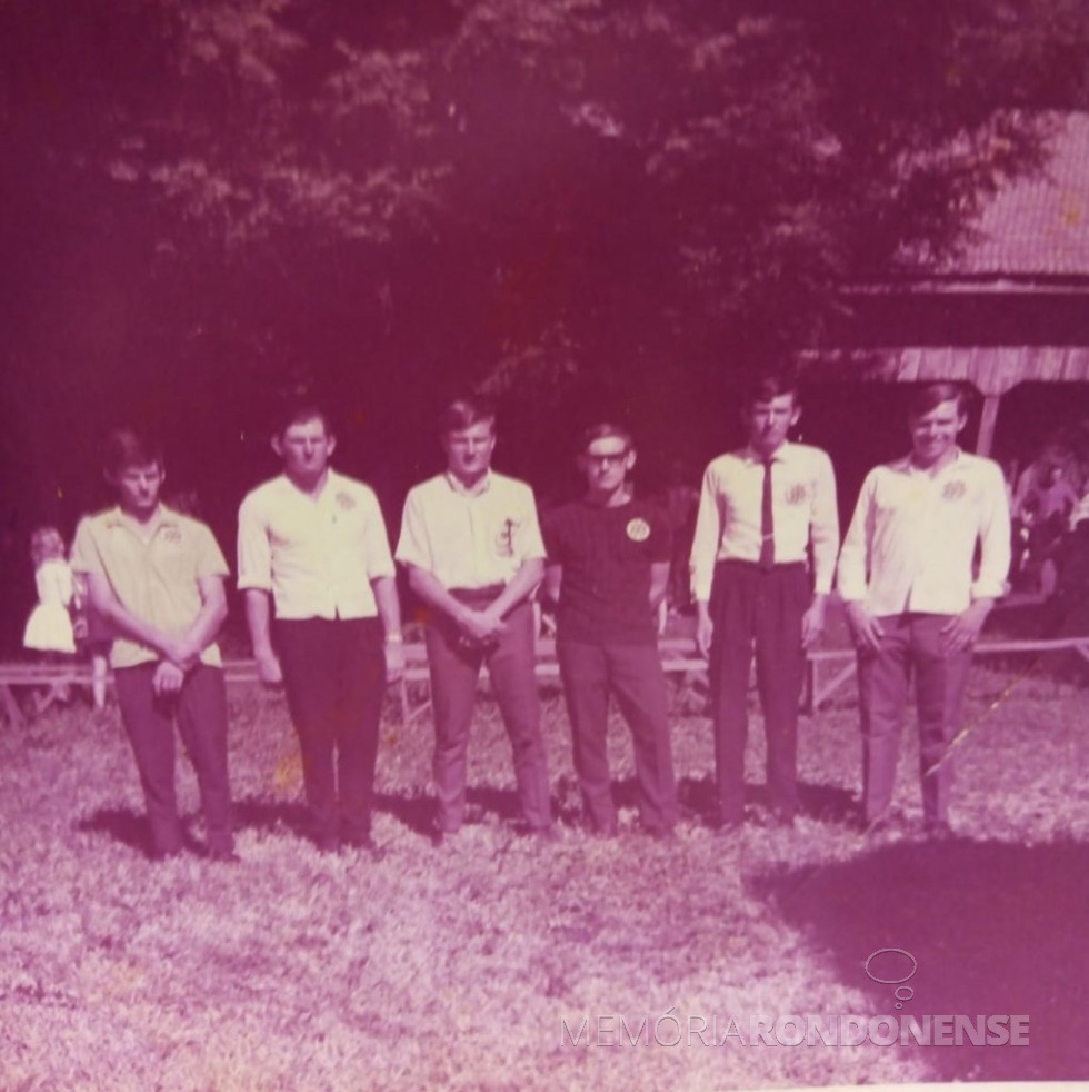 || Quatroessistas recepcionando o estagiário Eric Johnson no pátio da Capela Santa Antônio na sede distrital de Iguiporã, em dezembro de
Da esquerda à direita: Lourival Herpich, Delmar Koch, Eric Johnson, Harto Viteck, Ludwig Berndt e Arlindo Zmislony., em dezembro de 1969.
Imagem: Acervo Arlindo Zmislony - FOTO 12 -