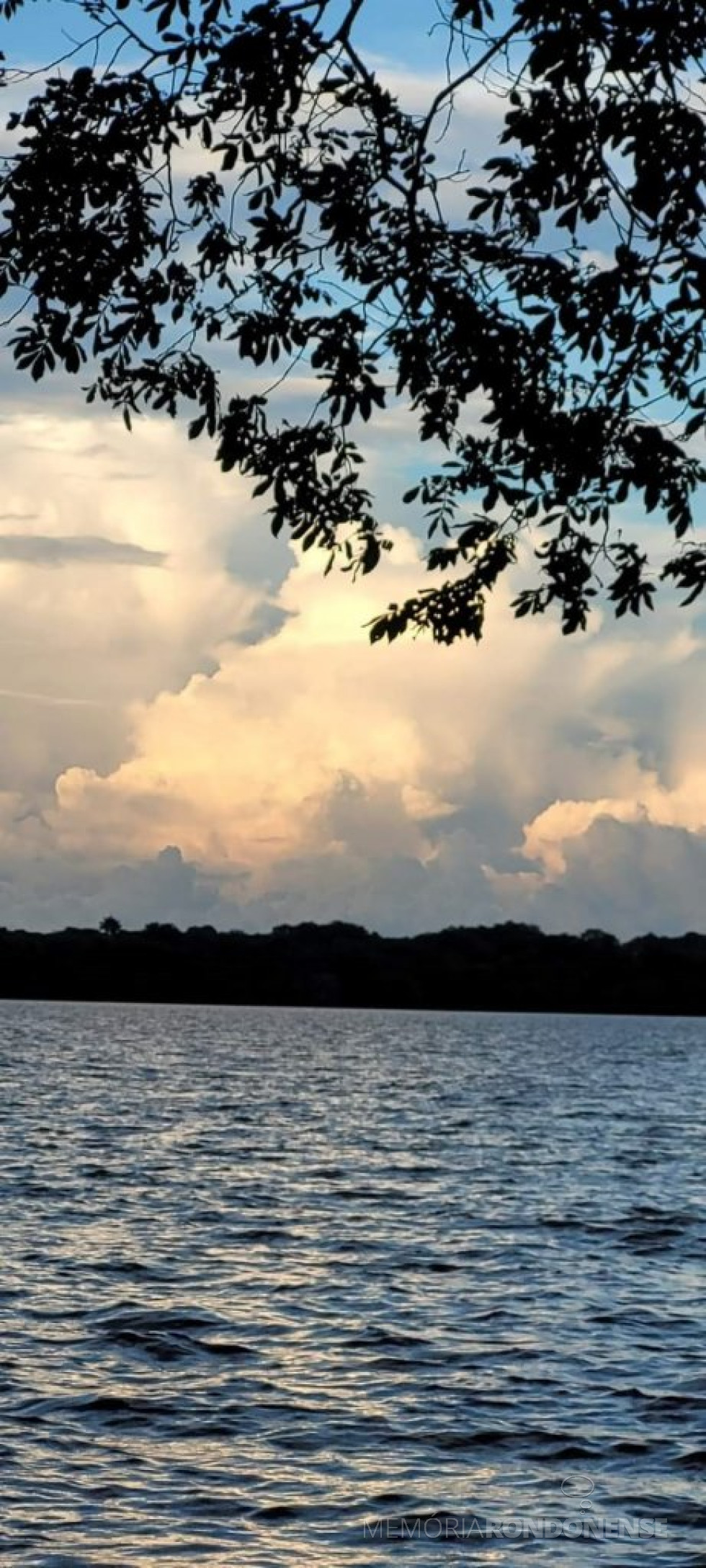 || Poente em Marechal Cândido Rondon em 05 de dezembro de 2023 clicado desde o Clube Náutico no distrito rondonense de Porto Mendes, junto ao Lago de Itaipu.
Imagem: Acervo e crédito da pioneira rondonense Ilda Bet - FOTO 28 -