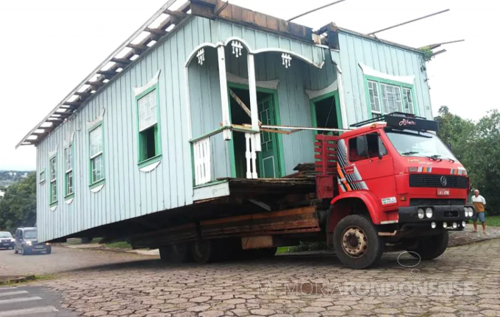 || Transporte de casa de madeira no município de Missal.
Imagem: Acervo e crédito de Xica Langaro - FOTO 5 -