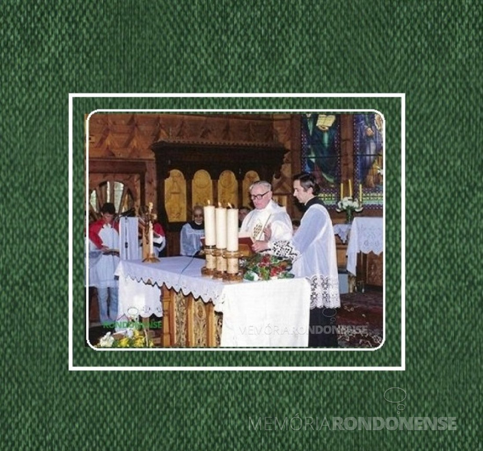 || Padre João (Jan) Piton celebrando missa em sua terra natal.
Imagem: Revista Cekaw, Ano II – nº 7 – <www.poloniapoa.org. Acesso em 25.11.2013) - FOTO 1 -
