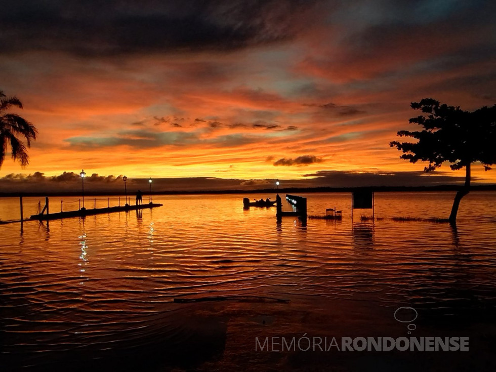 || Poente fotografado desde o Parque de Lazer na sede distrital rondonense de Porto Mendes, junto ao Lago de Itaipu, em 10 de dezembro de 2023.
Imagem: Acervo do rondonense Dorivaldo Kist (Neco) - FOTO 28 -
