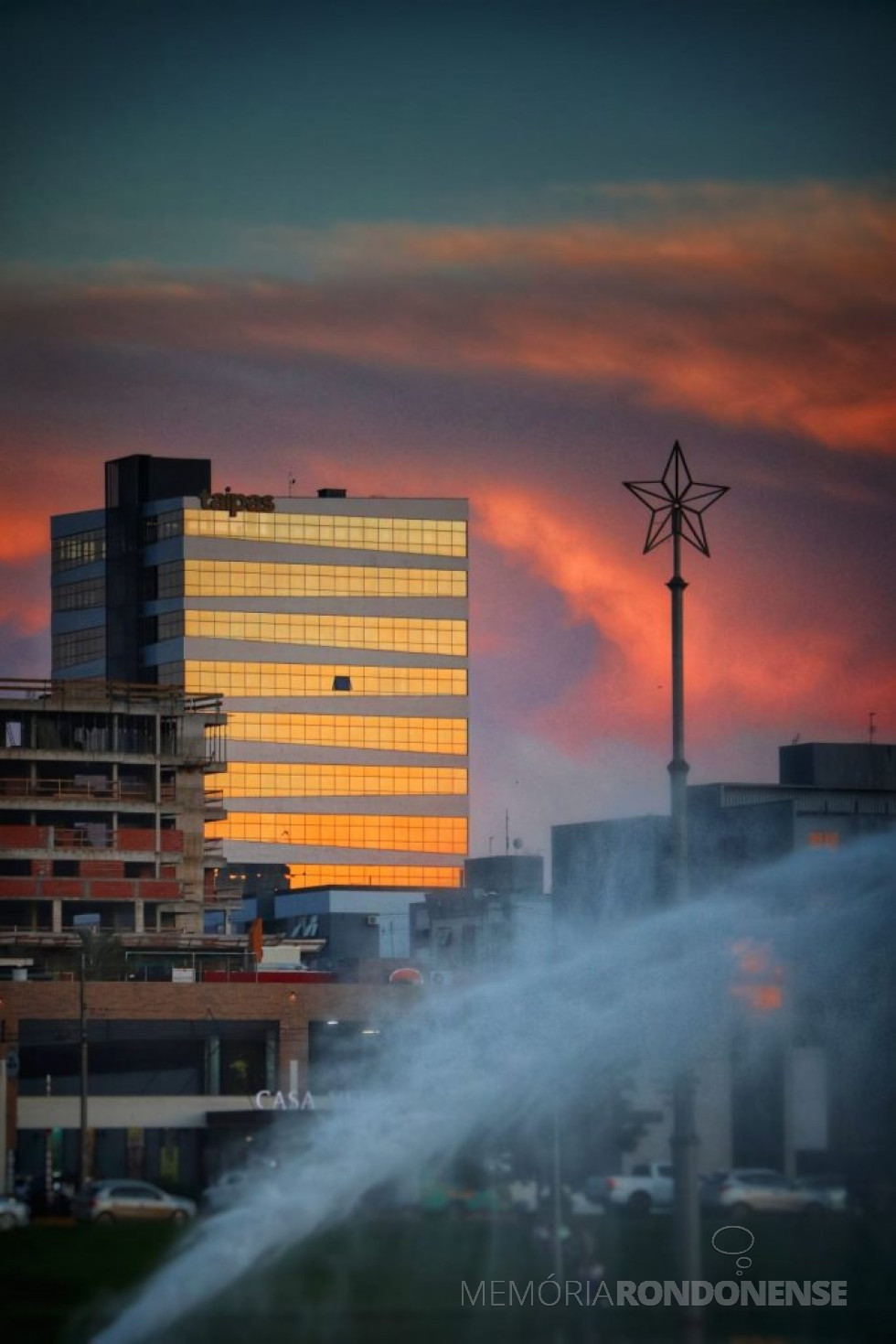 || Poente refletido na fachada de prédio a leste do Parque Ecológico Diva Paim Barth, na cidade de Toledo (PR), em 09 de dezembro de 2023.
Imagem: Acervo e crédito de Marcos Vinícius Fediuk - FOTO 41 -