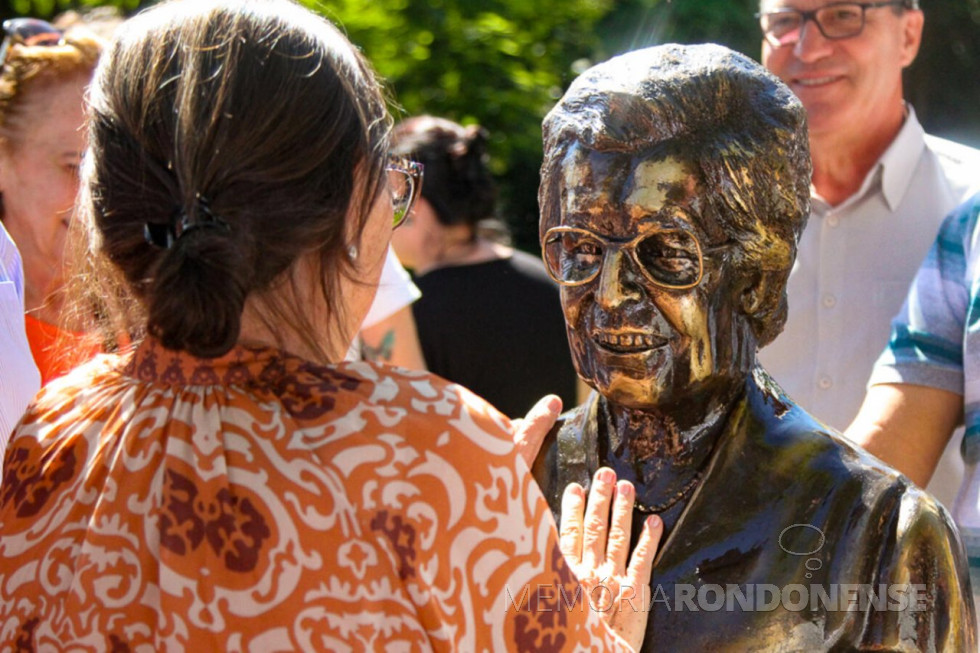 || Busto da pioneira toledana Diva Paim Barth inaugurado em março de 2023.
Imagem: Acervo Prefeitura Municipal de Toledo - FOTO 25 -