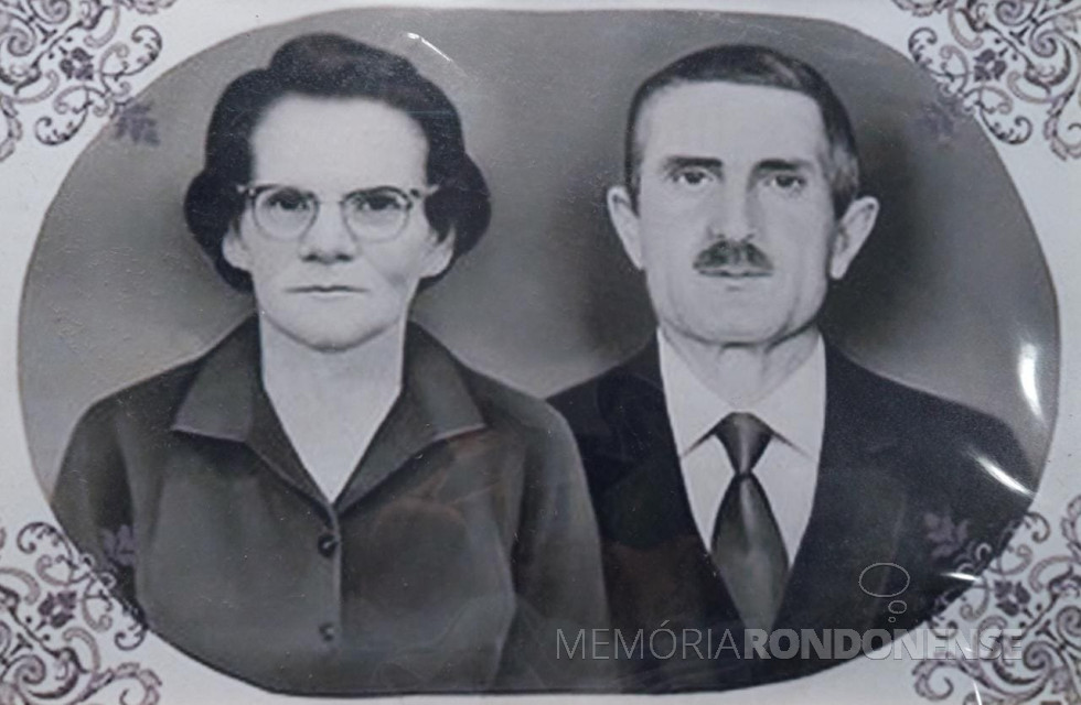 || Casal Thereza Margarida (nascida Stragliotto) Raimundo Leonardi, pioneiro de Toledo (PR), de outubro 1949, que contraiu matrimônio em setembro de 1918.
Imagem: Acervo e parte da legenda do Museu Histórico Willy Barth - FOTO 2 -