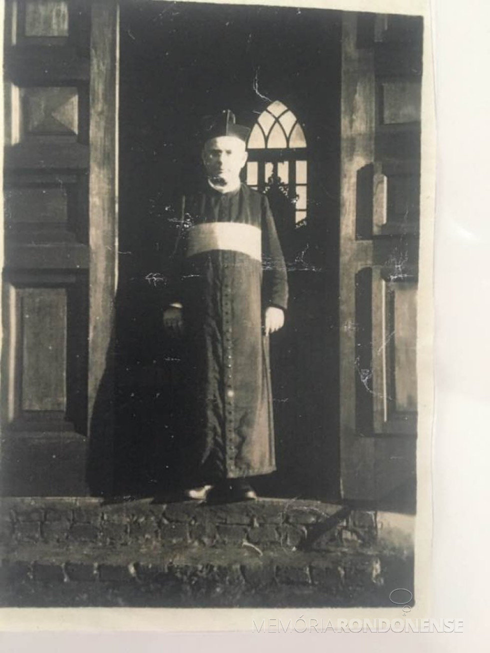 || Monsenhor Guilherme Thiletzek SVD que foi o primeiro prelado da então prelatura de Foz do Iguaçu, nomeado em dezembro de 1926.
Na foto, o religioso na porta principal da Igreja São João Batista na citada cidade paranaense.
Imagem: Acervo Memória Rondonense - FOTO 1 -
