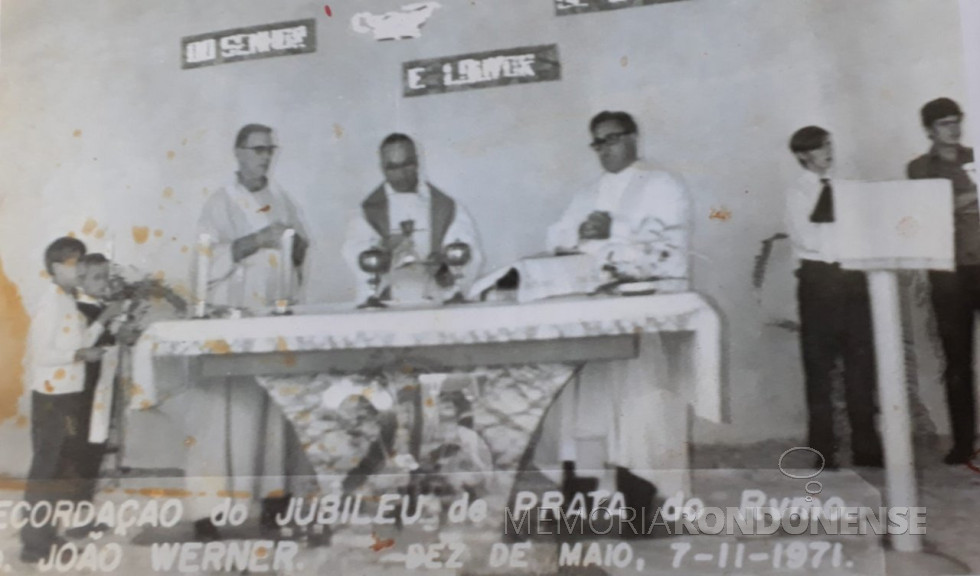|| Padre João Werner celebrando a missa de seu jubileu de ouro de ordanação sacerdotal, em novembro de 1971.
Imagem: Toledo Memória e Fotos Atuais/Facebook - FOTO 5 -