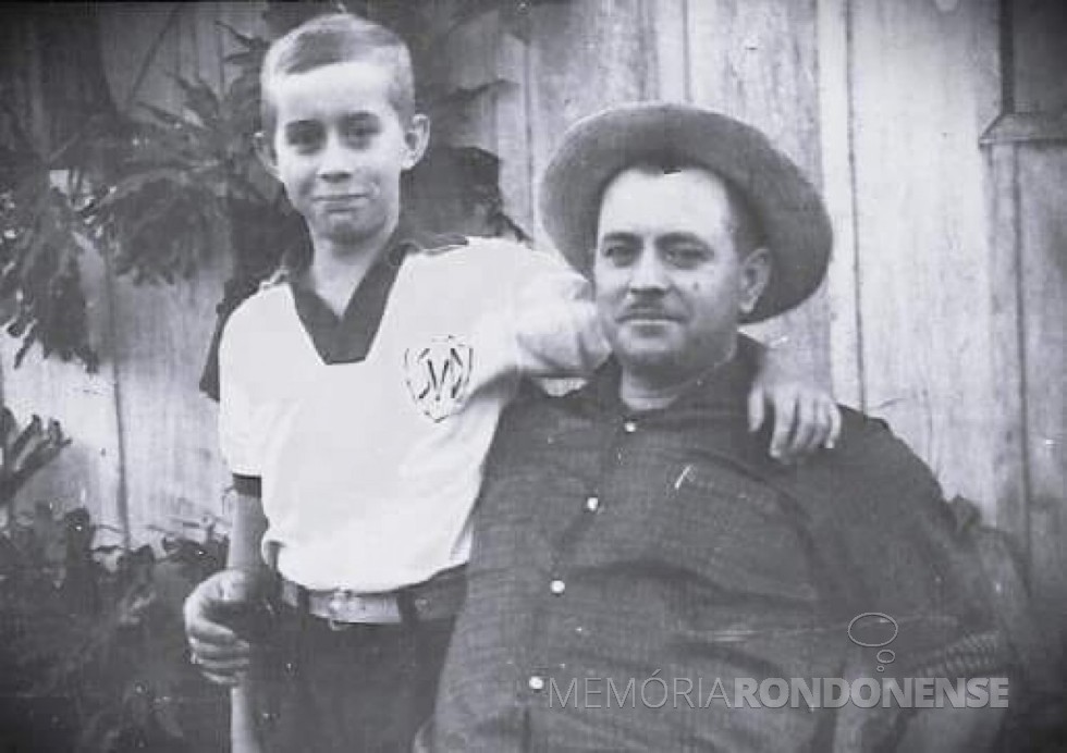 || Autor Tarcío H. Vanderlinde com seu pai, professor Salvino Vanderlinde, em 1965.
Imagem: Acervo da Família - FOTO 18 -
* Fotografia compartilhada com o texto compartilhado na página do autor no Facebook.
