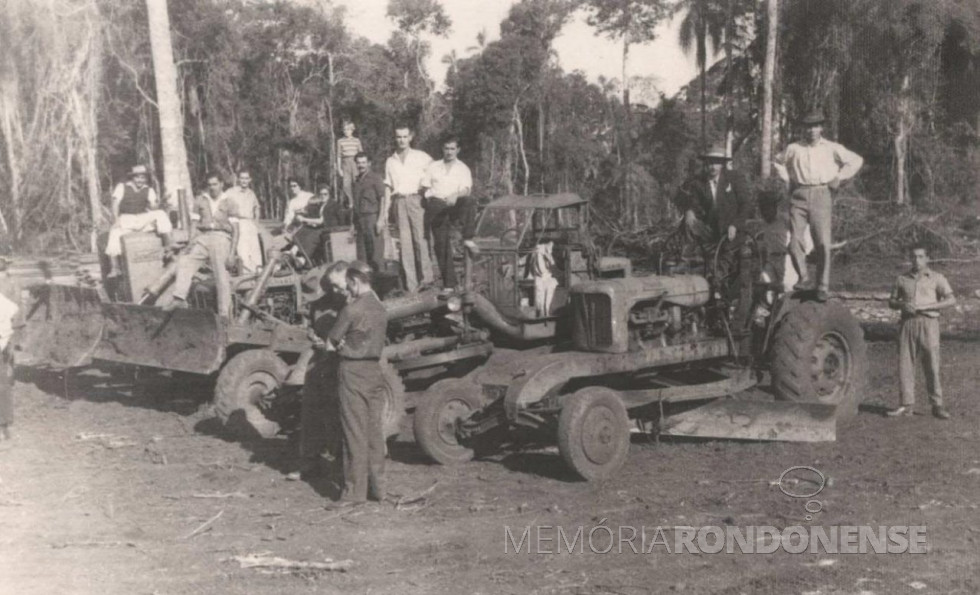 || Tratoristas, patroleiros e populares na abertura de clareira no meio da nata para a fundação da Vila Maripá, agora Município, em junho de 1953.
Imagem: Acervo Museu Histórico Willy Barth - FOTO 9 -