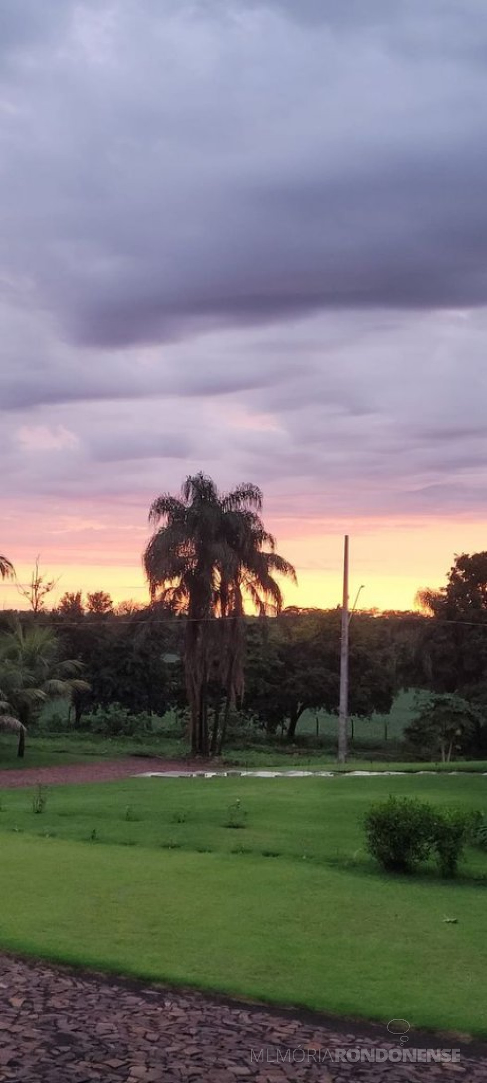|| Final de tarde em Marechal Cândido Rondon no dia 07 de dezembro de 2023, clicado no distrito rondonense de Porto Mendes, a partir do Clube Náutico.
Imagem: Acervo e crédito da pioneira rondonense Ilda Bet - FOTO 33 -