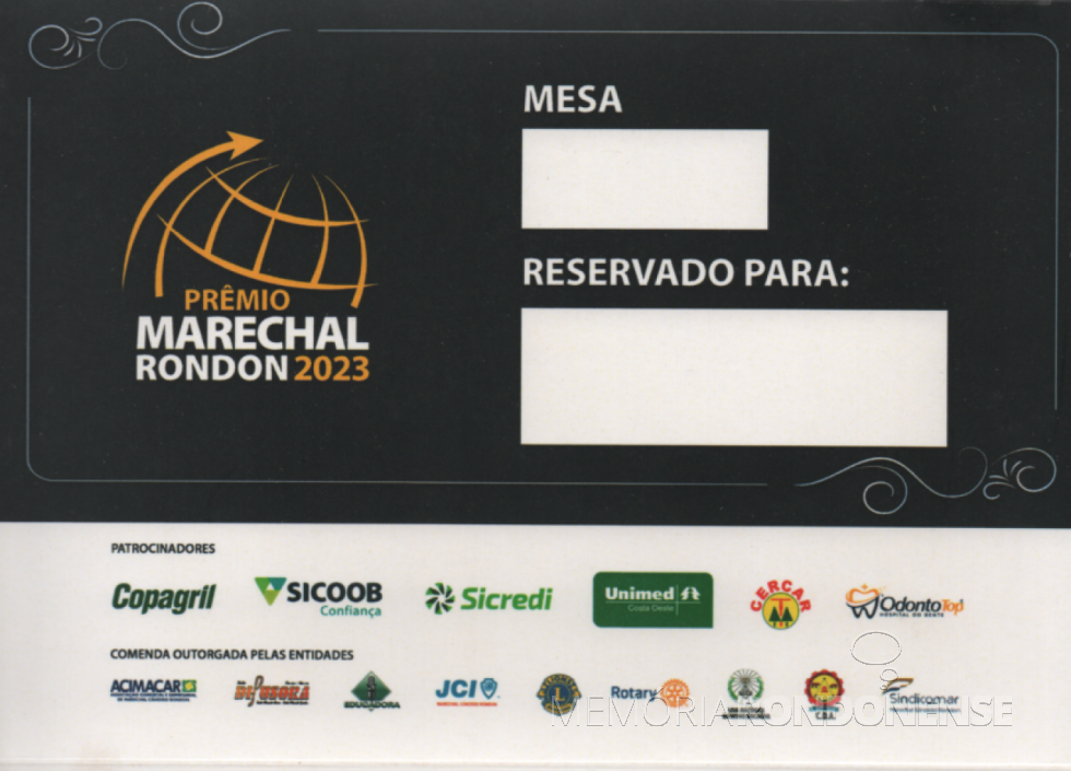 || Porta mesa de identificação para a participação e jantar de gala do Prêmio Marechal Rondon 2023.
Imagem: Acervo Projeto Memória Rondonense - FOTO 23 - 