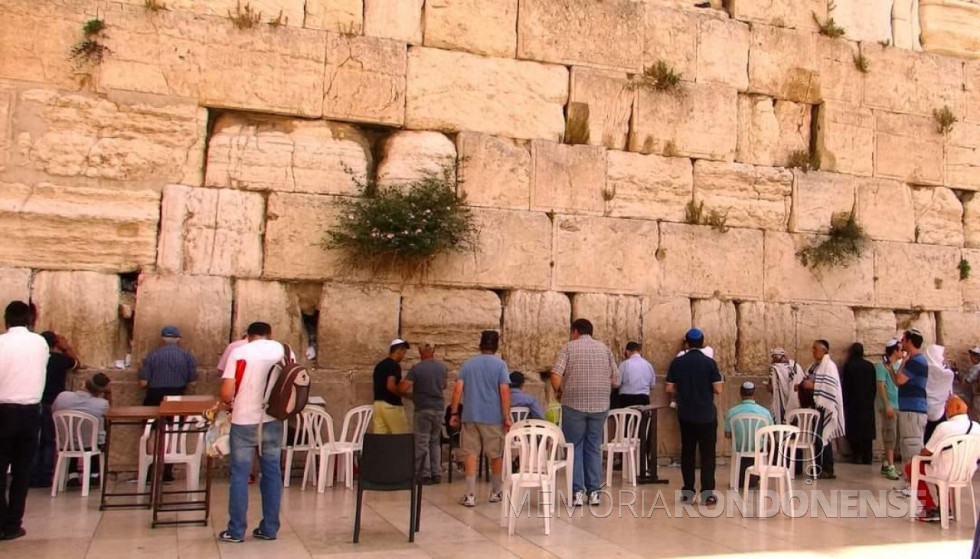 || Muro das Lamentações em Jerusalém. O muro é remanescente do reinado de Herodes e foi construído à época da reforma do templo dos judeus em Jerusalém.
Imagem: Acervo e legenda do autor do texto. - FOTO 22 -
* A imagem foi compartilhada pelo autor junto ao texto publicada em sua página no Facebook. - FOTO 23 -
