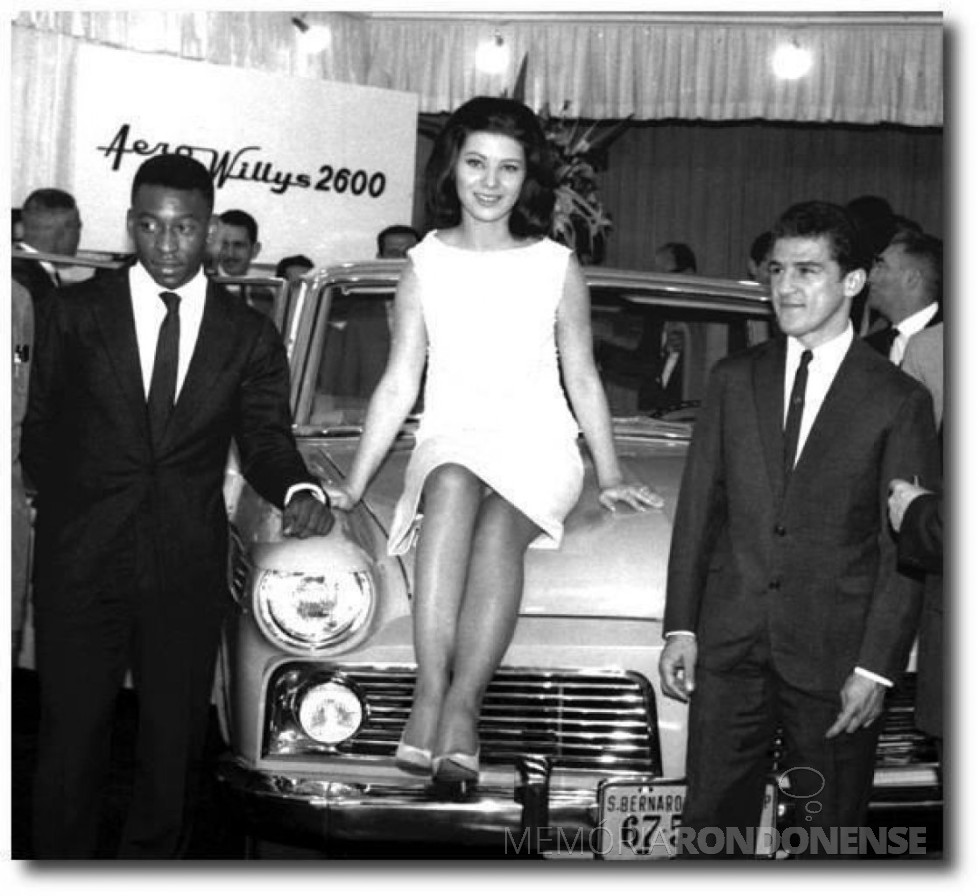 !! Lançamento do Aero Willys 2600, mod. 1963, com a presença de Pelé (e), Maria Olivia (Miss Brasil 1962) e pugilista Éder Jofre, em setembro de 1962.
Imagem: Avervo São Paulo Velhos Tempos/Facebook - FOTO 11 - 