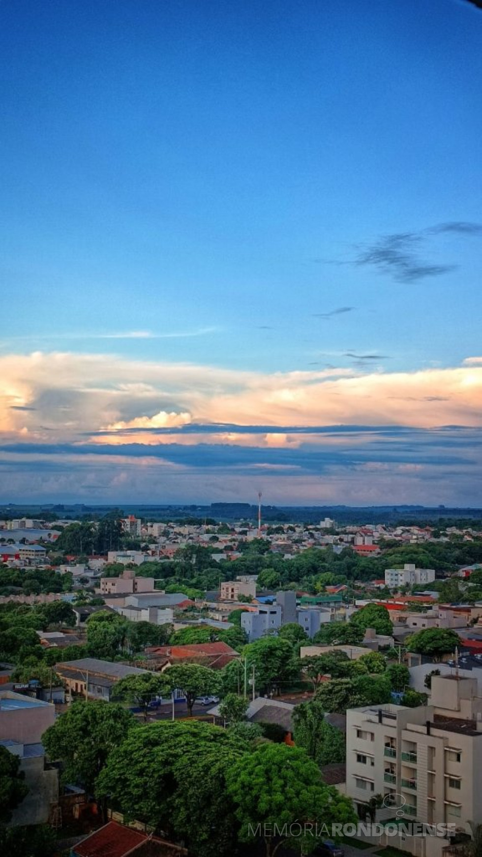 || Final de tarde na cidade de Toledo (PR) com vista a nebulosidade cumulonimbus a Nordeste , para à região da cidade de Assis Chateaubriand.
Fotografia clicada pelo rondonense Marcos Vínicius Fediuk a partir do Bairro Vila Industrial.
Imagem: Acervo pessoal - FOTO 32 -