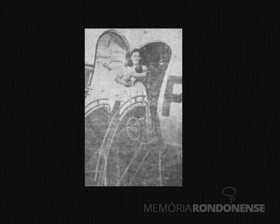 || Miguel Vaspaino Lepeco no colo de sua mãe, no aeroporto de Maringá, em junho de 1957.
Imagem: Acervo hinouye - FOTO 9 - 