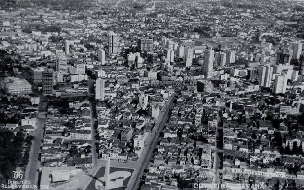 || Vista aérea de Curitiba em 1950.
Imagem: Acervo Patrick François Jarwoski - fotografia de  Armin Henkel - FOTO 19 -