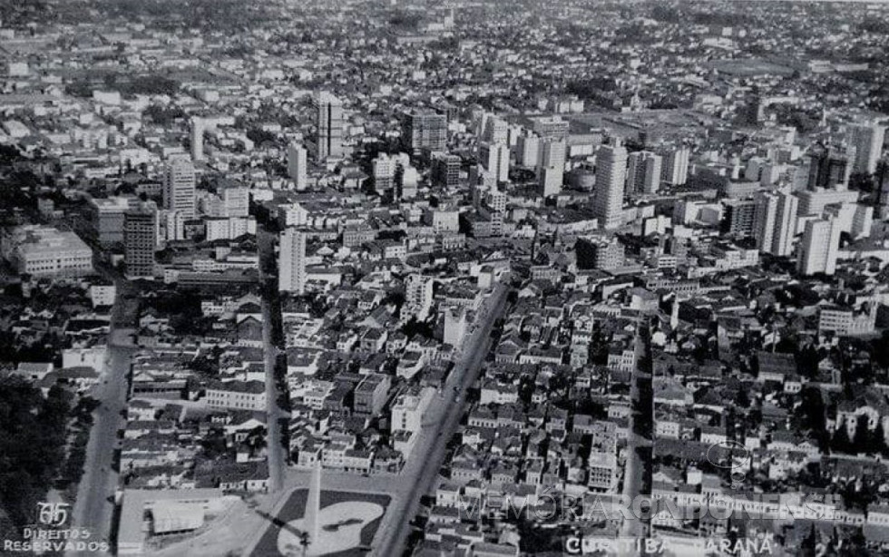 || Vista aérea de Curitiba em 1960.
Imagem: Acervo Patrick François Jarwoski - fotografia de Armin Henkel - FOTO 21 -