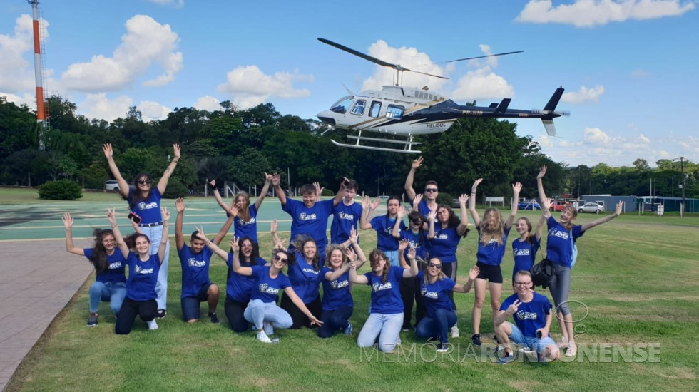 || Vencedores do Concurso de Vídeo Amador da Acimacar e Cojem no heliporto em Foz do Iguaçu, em dezembro de 2023.
Imagem: Acervo Imprensa Acimacar - FOTO 23 -