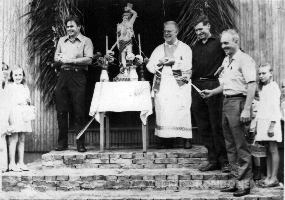 || Momento da abertura dos envelopes para madrinhas do padroeiro São Sebastião, da Capela da Linha Wilhelms, em janeiro de 1972. Da esquerda à direita: Alberto Livi, padre Antonio Darius, Domingos Olkoski e Julio Wilhelms.
Imagem: Acervo Norma e Alberto Livi - FOTO 13 -