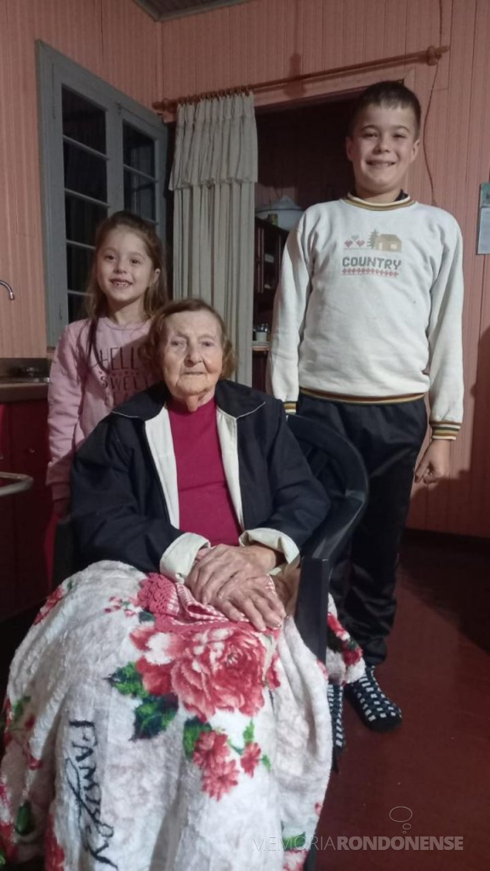 || Rondonense Elma Hollmann com os bisneto Guilherme e Amanda, filhos do neto Elton Hollmann.
Apioneira faleceu em janeiro de 2024.
Imagem: Acervo Elton Hollmann - FOTO 28 -