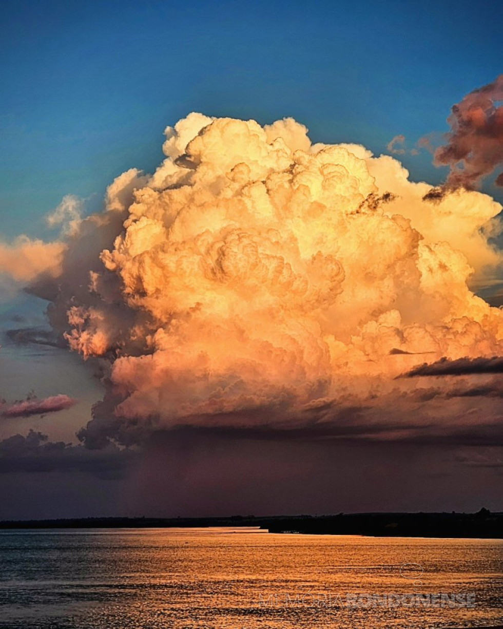 || Final na cidade de Guaíra (PR), com nuvem cumulonimbus  e as águas do Rio Paraná, em 03 de janeiro de 2023.
Imagem: Acervo e crédito de Ivan Bittencourt, em Guaíra Memória e Fotos Atuais - FOTO 24 -