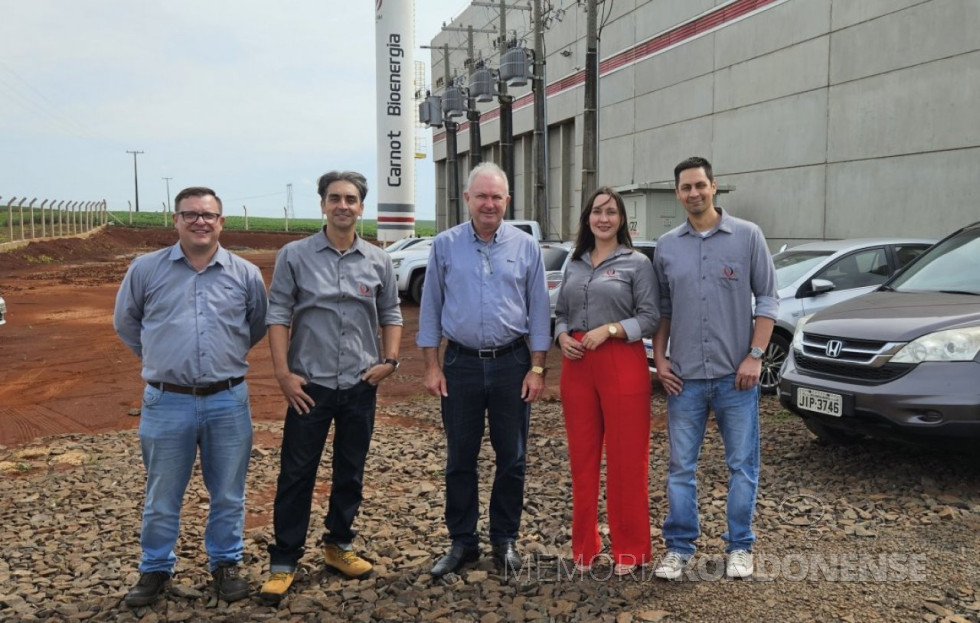 || Dirigentes da Copagril e da indústria Carnot Bioenergia, após a transição de venda e compra da fábrica de pellets, em dezembro de 2023.
Da esquerda à direita: Valmir Adams, superintendente industrial da Copagril; 2º - não identificado , Eloi Darci Podkowa, diretor-presidente da Copagril; e 4º e 5º não identificados.
Imagem: Acervo Imprensa Copagril - FOTO 35 -