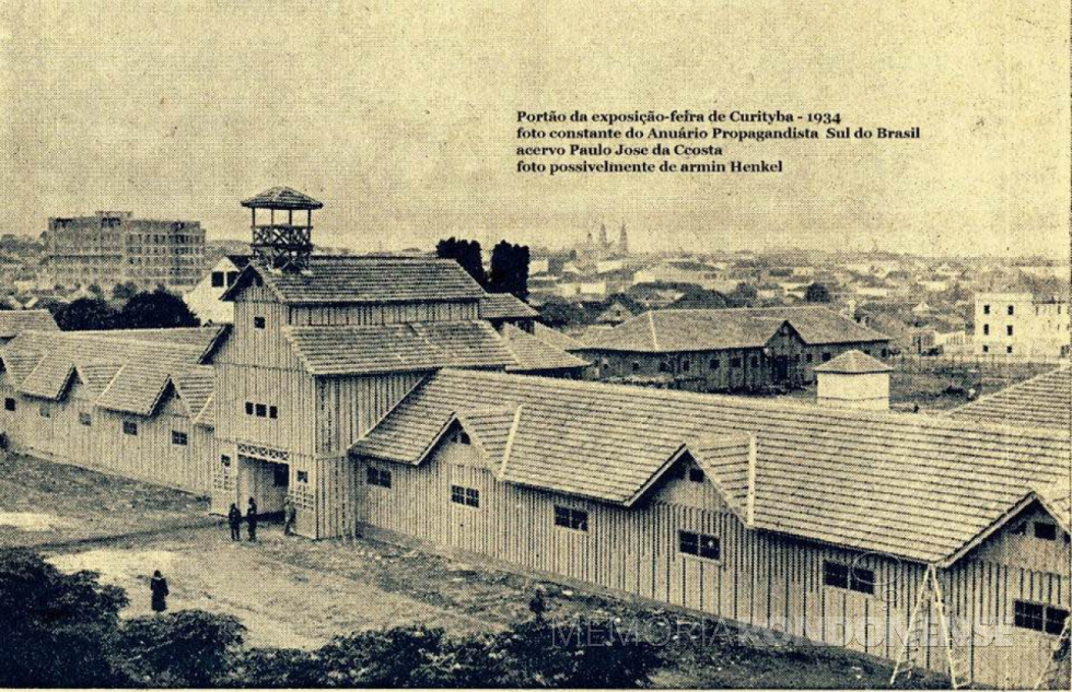 || Mostra do acesso aos pavilhões da Exposição Feira Interestadual de Curitiba, de 1934.
É provável que toda estrutura foi construída em madeira de pinho. O crédito da fotografia, é quase certo, que seja de Armin Henkel, visto que ele clicou cromos semelhantes da grande Mostra. 
Imagem: Acervo de Paulo José da Costa (Curitiba) - 
FOTO 5 -