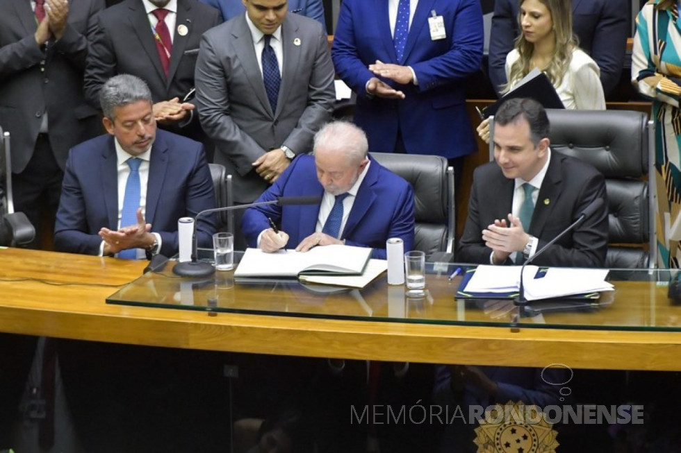 || Luiz Inácio Lula da Silva assinando o termo de posse como 39º Presidente do Brasil, durante solenidade do Congresso Nacional, em 1º de janeiro de 2023, ladeado presidente da Câmara dos Deputados, Arthur Lira (e) e pelo senador Rodrigo Pacheco, presidente do Congresso Nacional.
Imagem: Acervo Senador Federal - FOTO 82 -