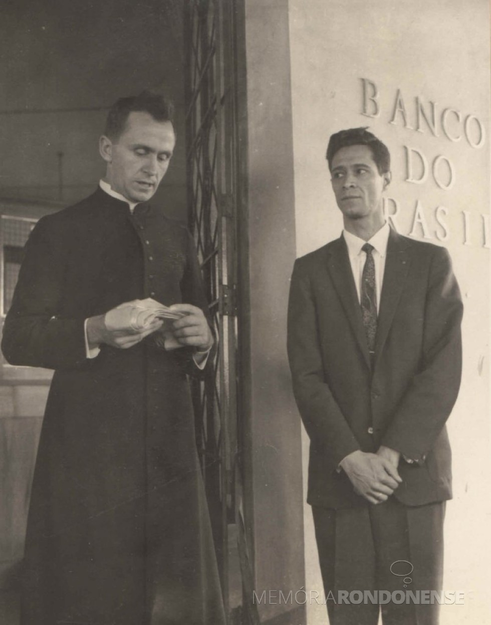 || Benção na inauguração da 1ª agência do Banco do Brasil, na cidade de Toledo, em final de novembro de 1964.
À direita, gerente da agência, Adão Mantovani Dias.
Imagem: Acervo Eloisa Galetto - FOTO 3 -