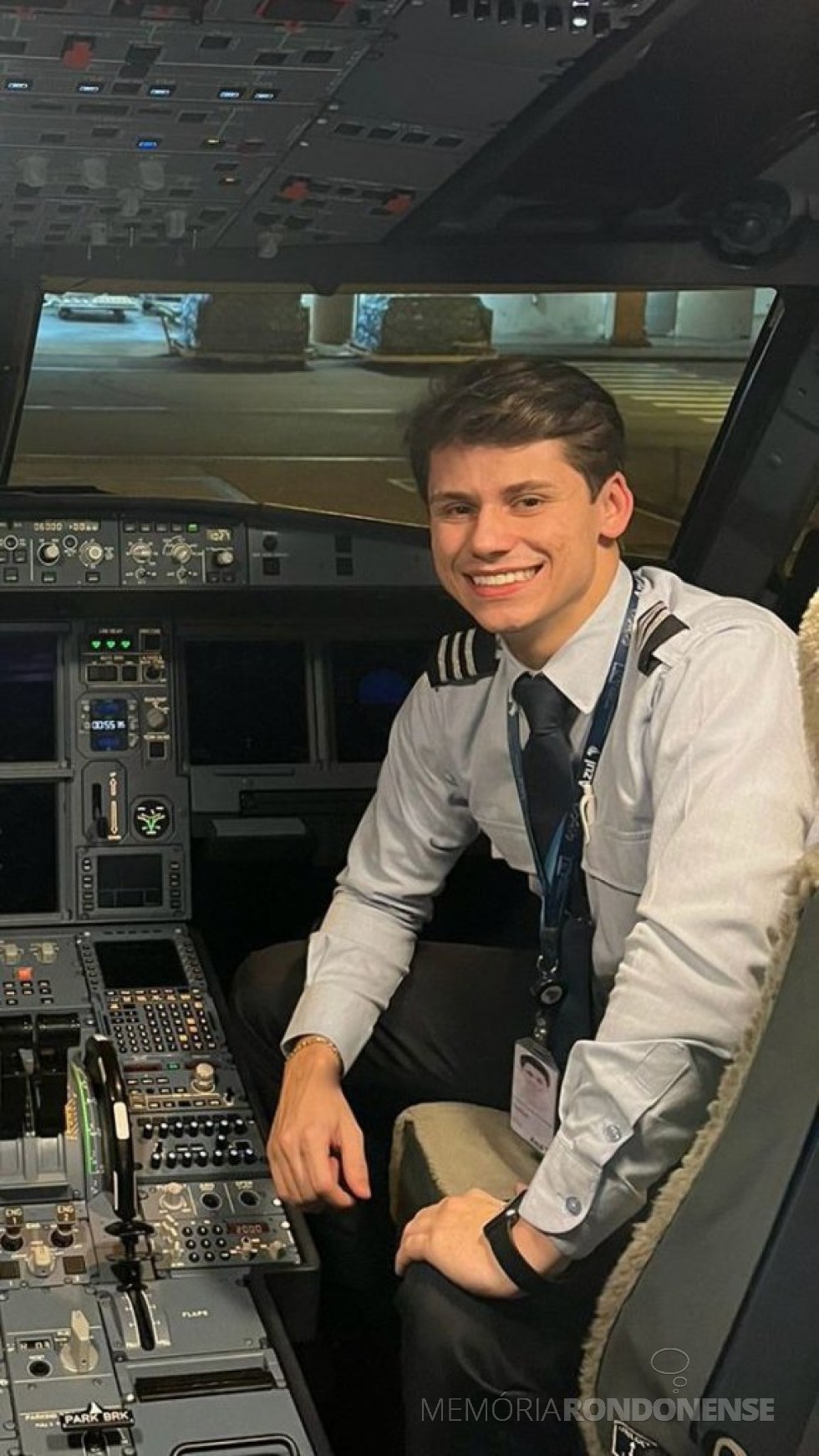|| Rondonense Alexandre Dudczak na cabine de Airbus 320, aeronave em que estreou como copiloto em junho de 2023.
Imagem: Acervo pessoal - FOTO 16 -