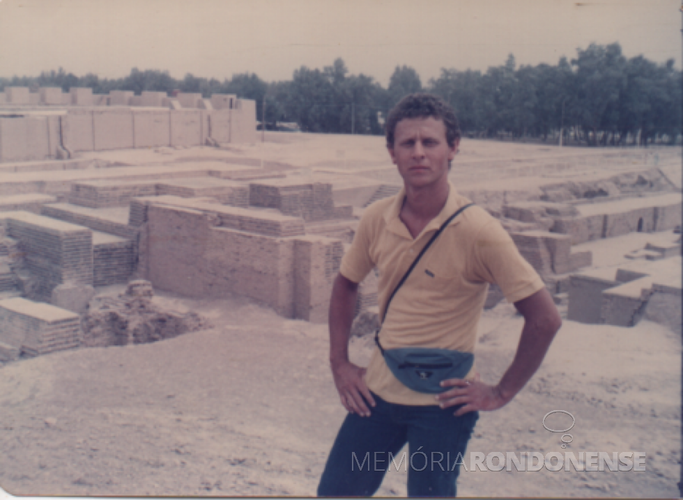 || Rondonense Paulo Vicente Schweighofer em visita às ruínas da Babilônia, durante o período de trabalho no Iraque , em 1985.
Imagem: Acervo pessoal - FOTO 4 - 