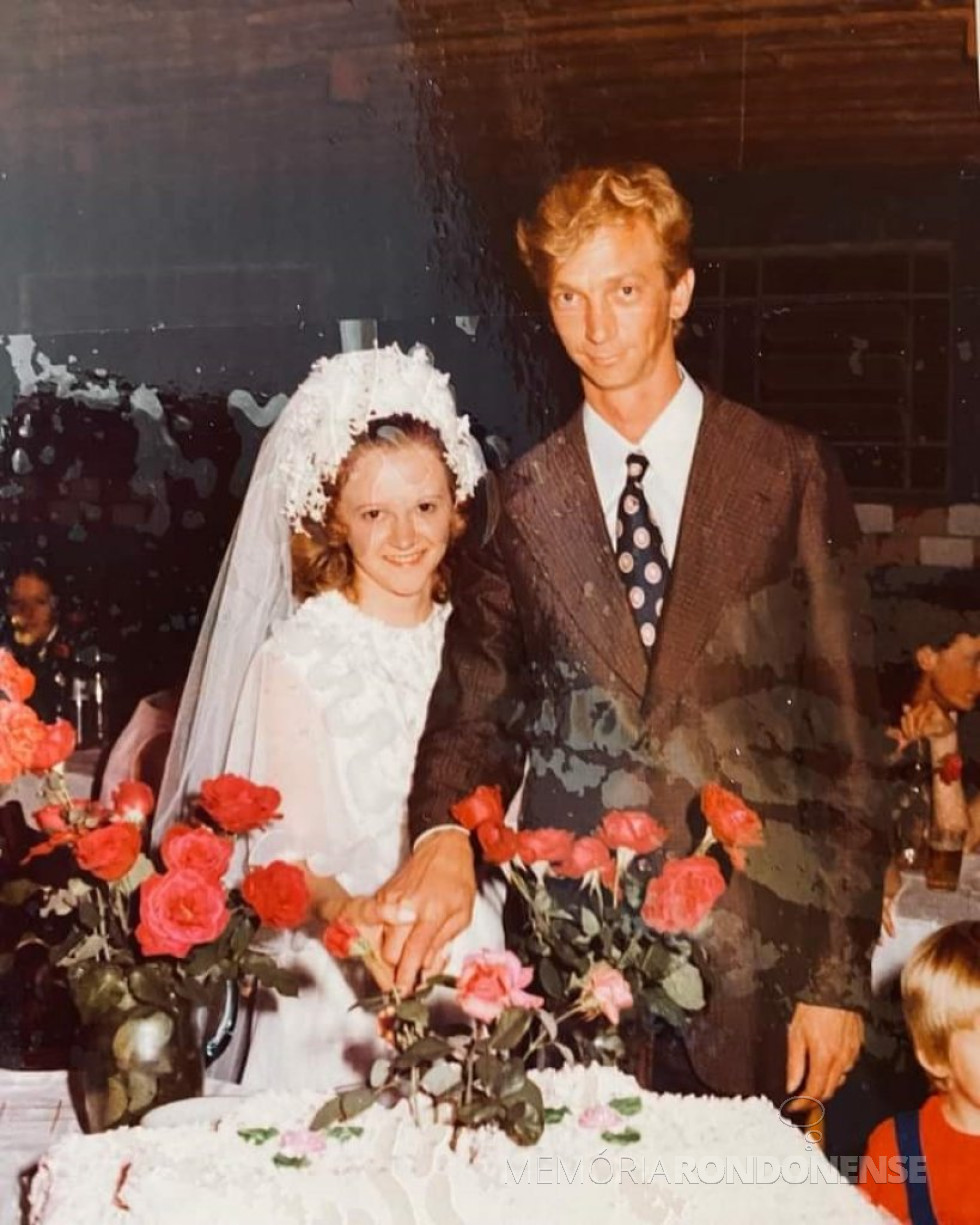 || Jovens rondonenses Neiva Lemke e Guido Strenske, em janeiro de 1974.
Imagem: Arquivo pessoal - FOTO 5 -
