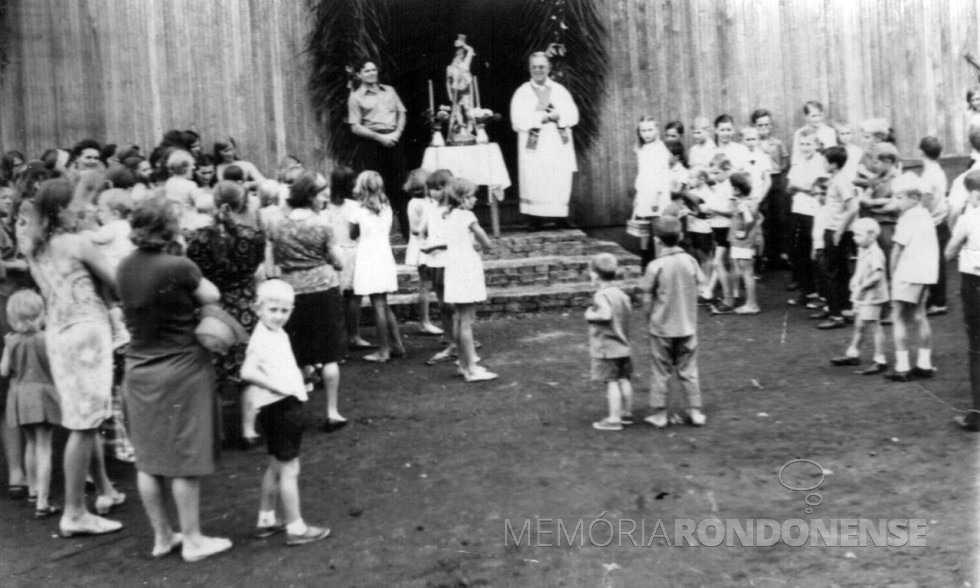 || Outro instantâneo da inauguração da Capela São Sebastião, na localidade rondonense de Linha Wilhelms, em janeiro de 1972.
Na escadaria da igreja, Alberto Livi (presidente  da comunidade) e padre Antonio Darius.
Imagem: Acervo Norma e Alberto Livi - FOTO 12 -