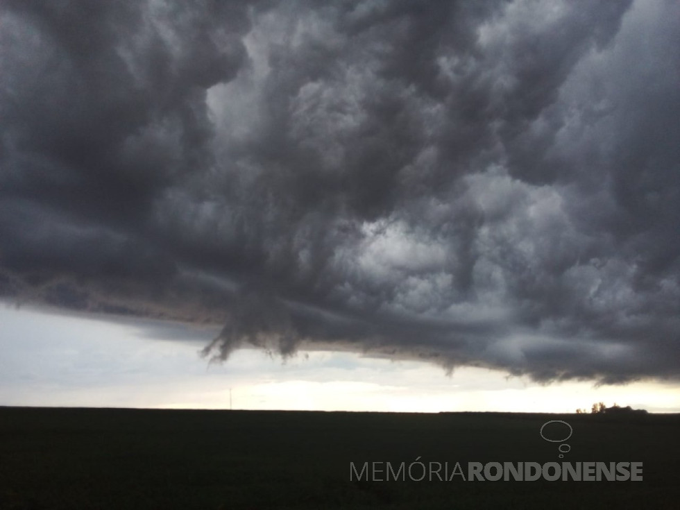 || Formação de nuvens stratus junto com nuvens cumulo nimbus provocaram chuvas no município de Marechal e municípios adjacentes, em 19 de janeiro de 2024. Fotografia clicada pelo rondonense Eli Marcon na Linha São Luiz.
Imagem: Acervo pessoal - FOTO 19 -
