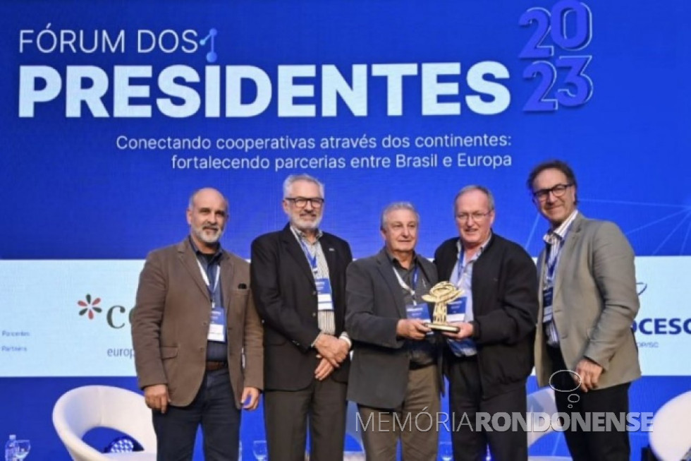 || Dilvo Grolli recebendo  o troféu