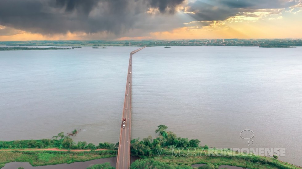 || Ponte Ayrton Senna, acesso do Paraná ao Mato Grosso do Sul, na cidade de Guaíra, fotografada  em 05 de janeiro de 2024, por volta do meio-dia, a partir do topo do Hotel Trento.
Imagem: Acervo Prefeitura Municipal de Guaíra (PR) - FOTO 19 - 