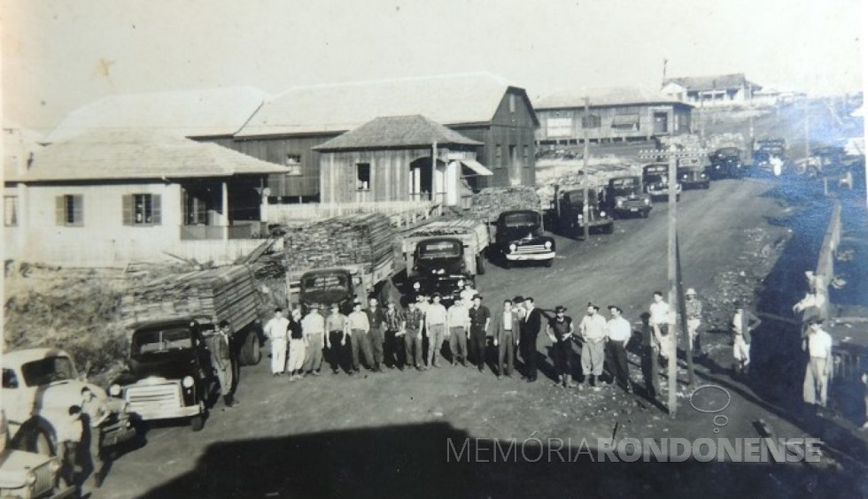 || Toledo na década de 1950, com destaque para os caminhões da Maripá que transportavam madeiras para exportação à Argentina, via Porto Britânia. À frente, grupo de motoristas . 
Imagem: Acervo Adair Krolov - FOTO 4 -