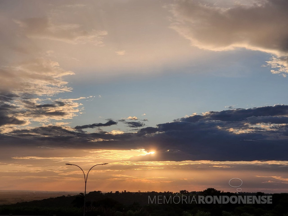 || Pôr do sol na cidade de Marechal Cândido Rondon em 27 de janeiro de 2024, clicado pela professora universitária rondonense Elise Schmitt, a partir do Jardim Flórida, no espaço do Hospital da Unimed. - FOTO 32 -