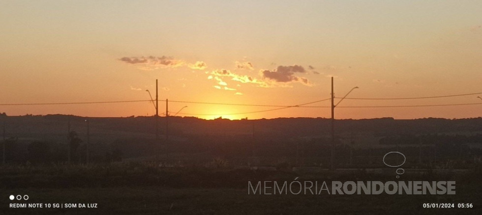 || Amanhecer na cidade de Marechal Cândido Rondon fotografado desde a rua São Francisco de Assis, Loteamento Beija Flor, em 05 de janeiro de 2024.
Imagem: Acervo e crédito de Valdemir Sonda - FOTO 20 -