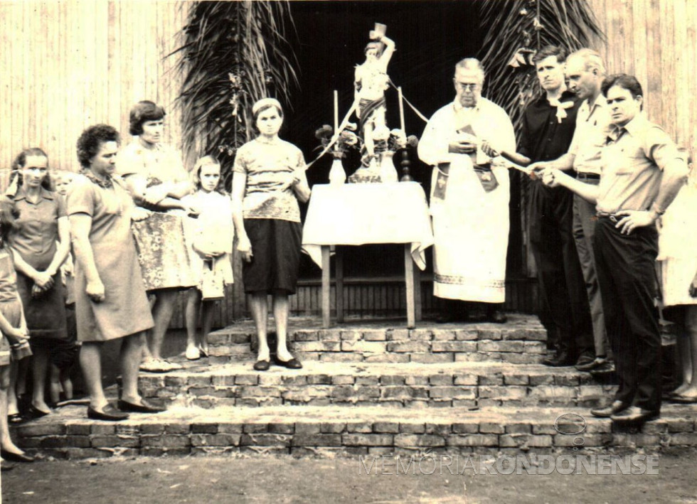 || Madrinhas e padrinhos do padroeiro da Capela São Sebastião, da Linha Wilhelms. Da esquerda à direita: Frida Schmeing, Romana Kieling e Carolina Liv, padre Antonio Darius, Domingos Olkoski, Julio Wilhelms e Alberto Livi.
Imagem: Acervo Norma e Alberto Livi - FOTO 14 -