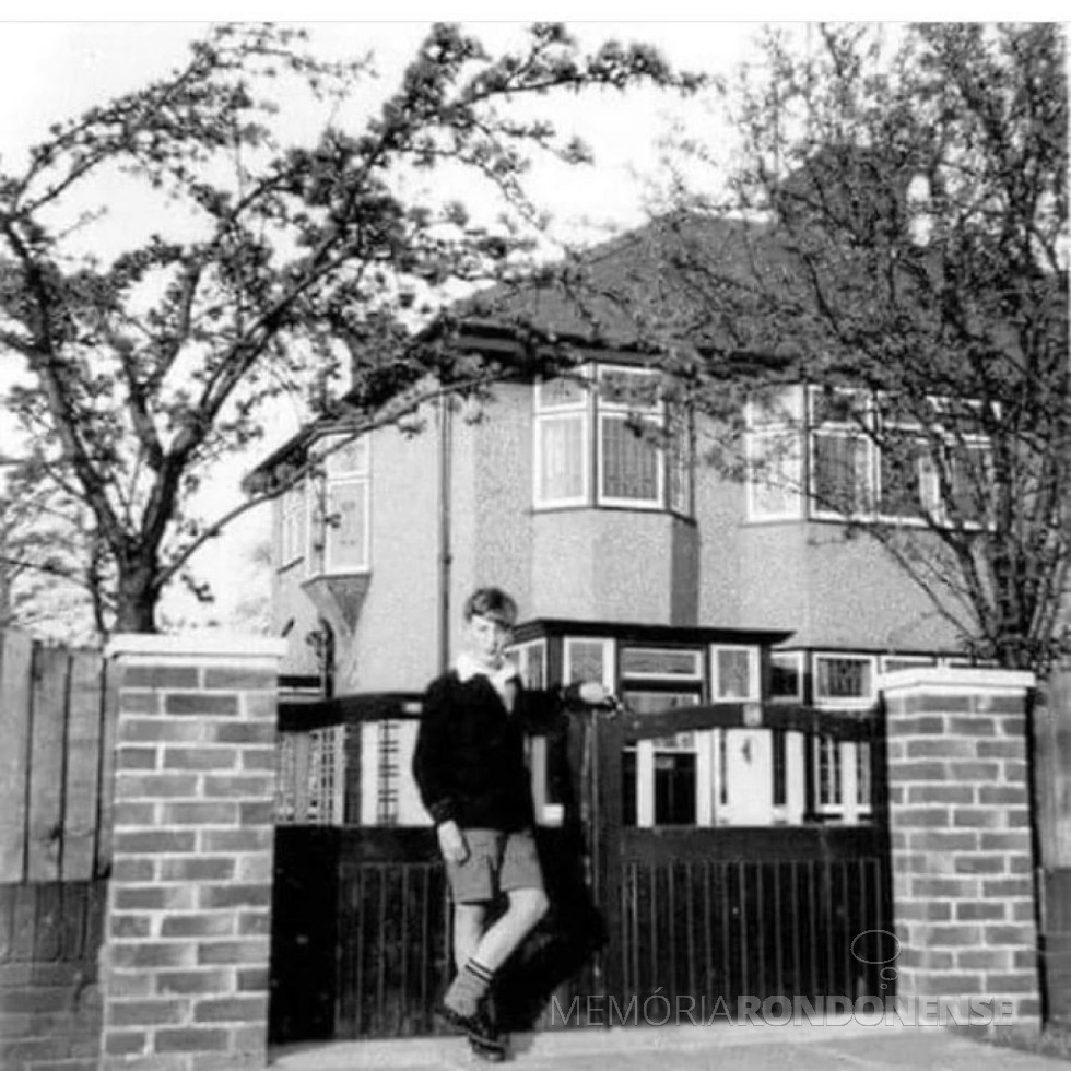 || John Lennon diante da casa, em Liverpool, onde ele cresceu. Casa da tia Mimi, que o criou, e era de classe média abastada. Ele só sairia desta casa aos 23 anos, depois do casamento, com Cynthia Powell.
A casa foi comprada por Yoko Ono e doada ao National Trust, entidade que cuida também da preservação de locais históricos do País de Gales, Irlanda do Norte e Escócia. A casa é aberta à visitação, desde que agendada.
Imagem: Acervo e legenda de José Tles/Facebook, em 14 de janeiro de 2024. - FOTO 6 -