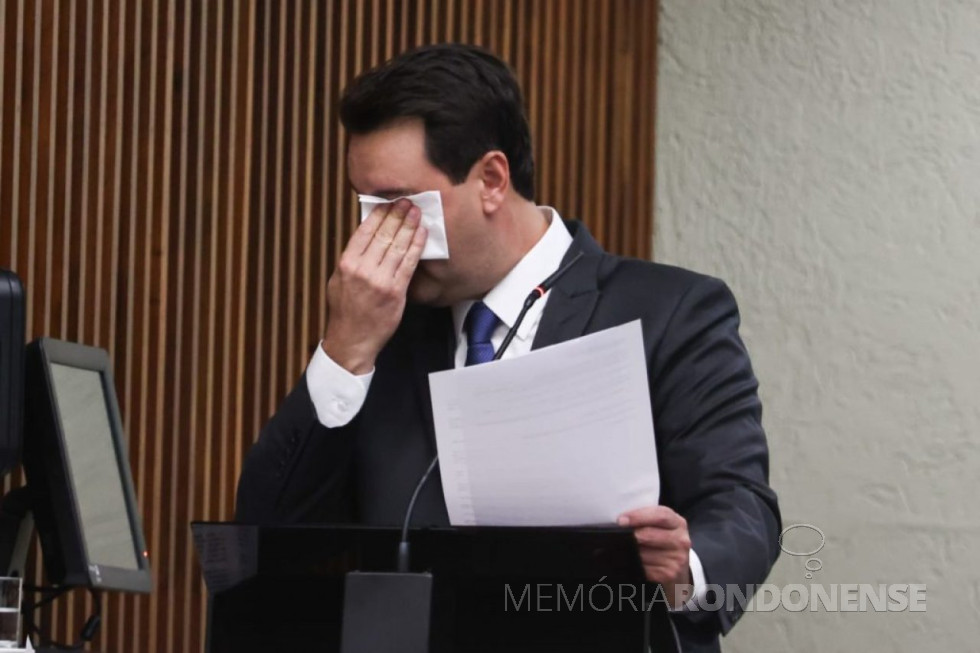 || Carlos Roberto Massa Júnior (Ratinho Júnior) em prantos em momentos de seu discurso de posse na Assembleia Legislativa, em 01 de janeiro de 2023.
Imagem: Acervo Bem Paraná - crédito de Franklin de Freitas - FOTO 83 -