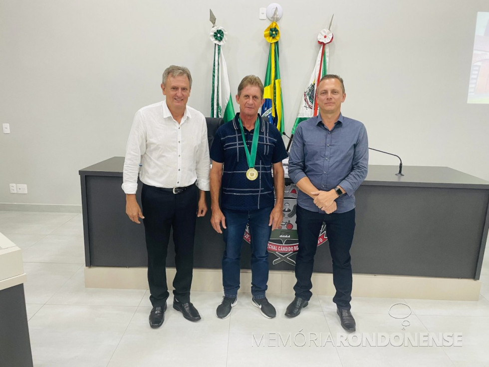 || Esportista rondonense Verner Miguel Horn homeanageado em fevereiro de 2024, ladeiado pelo vereador Carlinhos Silva (e), autor da proposta, e vereador Vanderlei Caetano Sauer.
Imagem: Acervo Câmara Municipal de Marechal Cândido Rondon - crédito; Cristiano Marlon Viteck - FOTO 12 -